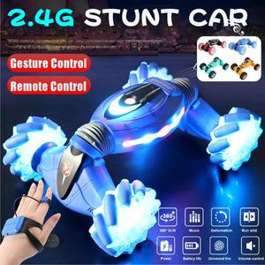 ElectricRC Car 4WD RC Stunt Car Watch Control Gesto Induzione Deformabile Off Road Car Transformer Car Toys per bambini con musica LED Light 231012