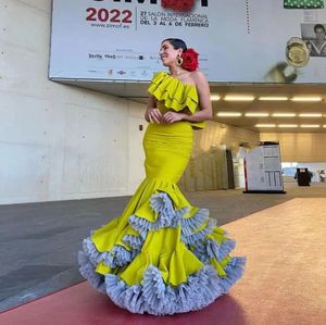 Gul satin en axel sjöjungfru flamenco prom klänningar 2024 ruffles tiered kjol dansande spanien trumpet kväll tillfälle klänning