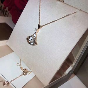 Fashion Luxury Women Gold Necklace Classic Versatile Fan Style Enamel with Diamond Inlaid Chain Design Charming Elegant Designer Noble Vital Lady Jewelry Pendant