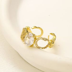 Anéis de prata banhados para mulheres bague anel de moissanite de luxo na moda carta oca retro clássico anel de casamento masculino joias populares diariamente simples zb068