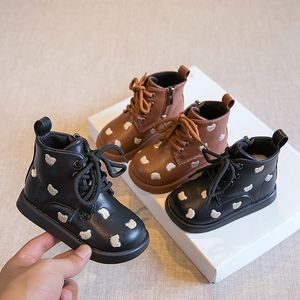 Сапоги для малышей с вышивкой медведя, детская короткая боковая молния, весна 2023, модная детская обувь черного и коричневого цвета для девочек, обувь для малышей 231012