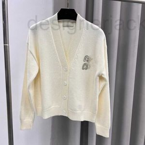 T-shirt da donna in maglia Cardigan con scollo a V lavorato a maglia di design con lettere di strass, dolce camice bianco che riduce l'età, ampio e versatile per l'autunno inverno nuovo RISF