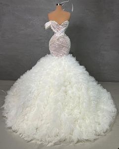 2023 Bellissimi abiti da sposa Abiti da sposa Sirena di pizzo senza maniche Una tracolla Perline di cristallo Perle Increspature Tulle a strati Custom Made Country Plus Size