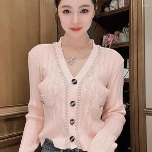 Kvinnors stickor 2023 Autumn Pink Peals Beading Slim Sticked Cardigan Women V-ringning Långärmning Hålig ut tröja Mujer Knitwear Crop Tops