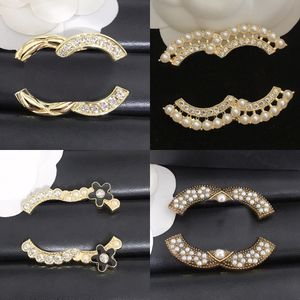 High Quality Wedding Dress Pins Brooches Famous Brooch Brand Designer Letter Gold Plated Silver Crystal Pearl Men Women Wedding Jewelry Wholesale