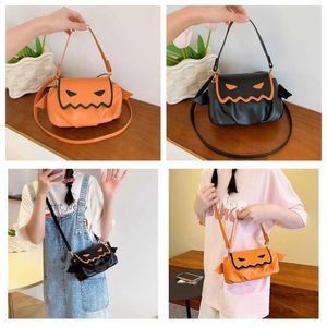 Fashoin Party axelväskor personliga och västerländska handhållna väska kvinnor barn ny halloween rolig liten djävul fashionabla crossbody handväskor butikspåsar