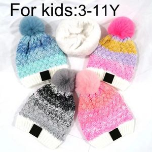 3-11y Kids Sıcak Kış Şapkaları Tasarımcı Beanie Kova Santa Hat Gradyan Renkli Velvet Bobble Örme Şapka Şapkaları Çocuklar İçin Kafatası Kapakları Harfler Fitted Hat 4 Renk