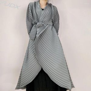 Frauen Trenchcoats Plissee Mantel 2023 Herbst Winter Miyake Temperament Mode Hohe Jacke Reine Farbe Gedruckt Mittellanges Kleid