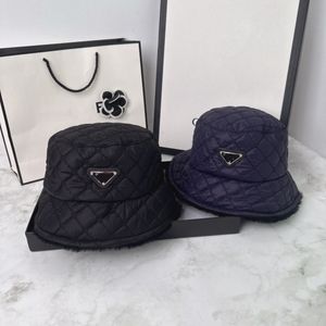 Peluga di cappelli a secchi di berretto Cappelli a bordo Cappello inverno cappello inverno Triangolo invertito Lettere di lettere casual Cappelli di moda Casquette per uomini Cappelli da donna Berretto