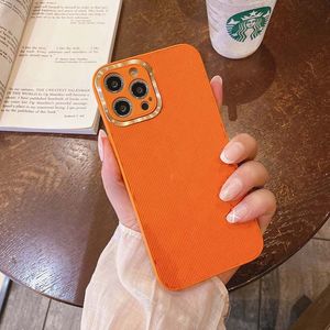 iPhone 15 12 Pro Max Designer Telefonfodral för Apple 14 13 Plus Luxury Pu Leather Print präglad metallkameralins täcker Mobile Back Bumper Funda Coque Shell Orange