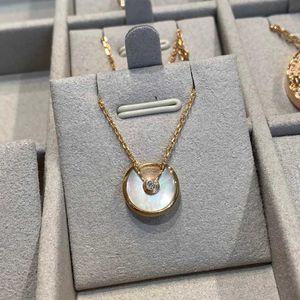 Дизайнерское ожерелье для женщин Высококачественное ожерелье-амулет из V-золота с белым рябчиком из красного агата с толстым покрытием из розового золота 18 карат с костяной цепочкой