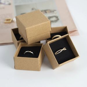 Smyckeslådor 100 st ringar smycken Box 4*4*3cm Kraft presentkartonger för ringhalsband örhänge Kvinnans smycken förpackning med svamp inuti 231011