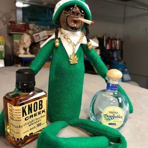 Decorações de Natal Snoop em um Stoop Elf Doll Spy Bent Home Decoração Ano Presente Brinquedo Vermelho Verde Azul Roxo Drop Delivery Garden Fe Dhgu4