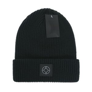 Ny lyxig stickad hatt män kvinnor designer höst vinter varm hatt logo sten tät fin ull öronskydd gata klapp hattar s-13