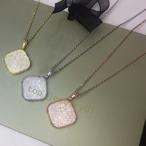 Halsbandsdesigner klöver smycken halsband hög kvalitet 18k plätering klassisk tröja pendel kvinnor diamant mode elegant halsband