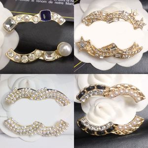 Plated Pins Brooches Brooch Gold Sier Uxury Inlay Crystal Pearl Women Designer Brand Letter Jewelry Charm Pin Classics Marry Wedding Party Gift Accessorie