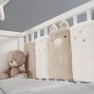 Barrières de lit Pare-chocs de lit de bébé en peluche Ensemble de literie pour bébé Accessoires Pare-chocs de berceau pour bébé Protecteur de lit en coton chic Décoration de bébé Chambre Articles de bébé 231012