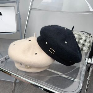 Projektant Beret Womens Luksusowy Casquette moda perłowe litery haftowe czapki mody uliczne czapki wełniane wełniane panie na zewnątrz zimowy kapelusz -6