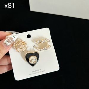 Semplice stile giovane cuore spilla gioielli firmati Pins nuova spilla di perle di lusso nero donne uomini amano regalo lettera spilla autunno abbigliamento di alta qualità Pins