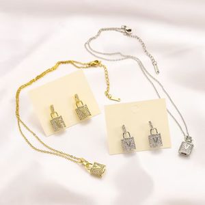 Colar de pingente de bloqueio designer para mulheres brincos de diamante elegante requintado pequena letra orecchini simples banhado a ouro colar moderno moderno zb083