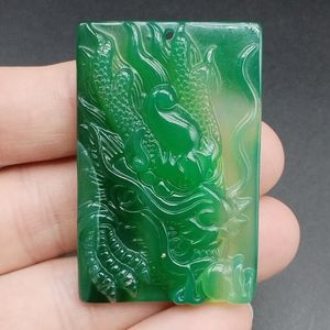 Ciondolo amuleto con testa di drago intagliato in calcedonio verde naturale certificato
