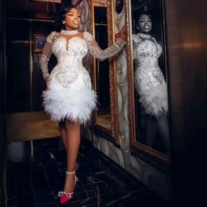 2023 Kokteyl Elbiseleri Seksi Kısa Kadınlar Beyaz Gümüş Kristal Boncuklar Yüksek Boyun Kılıf Promu Elbiseler Diz uzunluğu tüy parti elbisesi artı Boyutu Resmi Homecoming Gowns