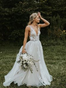 Abiti da sposa eleganti lunghi con scollo a V in tulle Boho Plus Size senza maniche senza schienale con applicazioni floreali Abiti da sposa lunghi fino al pavimento