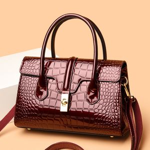 Bolsa feminina de couro envernizado 2023 bolsa de ombro único crossbody simples e versátil pressionado couro brilhante retro tote