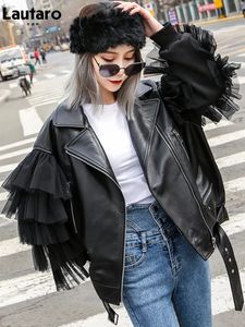 Mulheres de couro falso Lautaro outono curto preto oversized rendas retalhos jaqueta de motociclista manga longa solta roupas femininas elegantes 231012