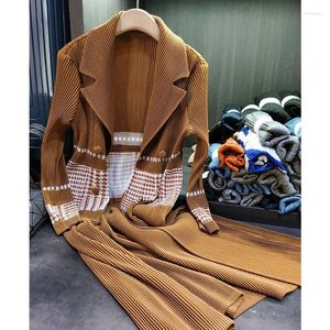 Kvinnors dike rockar Miyake Color Collision Plaid Suit Collar Pleated Coat Temperament Pendling Medellång jacka Kvinnliga fallmodeller