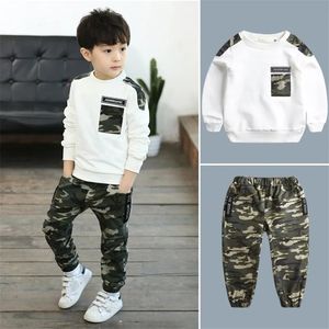 衣類セットキッズスポーツ服セット男の子トラックスーツ秋のカモフラージュ子供トップスパンツ2pcsキット衣装ティーンエイジャーの男の子カモフラージュトラックスーツ231012