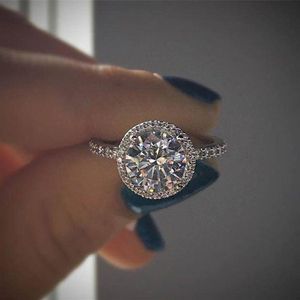 Nuove fedi nuziali da donna Moda rotonda con pietre preziose Anelli di fidanzamento in argento Gioielli Anello con diamante simulato per matrimonio256m