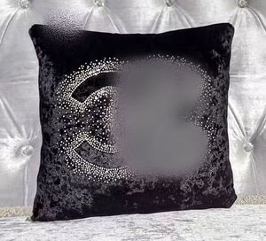 Luxury Pillow Case Designer Cushion Cover Högkvalitativ Velvet Fabric Crystal Classic Letter Mönster 2 Färger tillgängliga 45 * 45 cm för heminredning och rörliga presenter