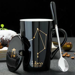 Canecas cerâmica 12 s criativo com tampa de colher caneca preta porcelana zodíaco leite xícara de café drinkware casais presente 231013