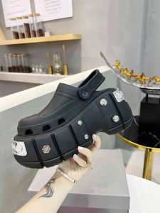 Tasarımcı Terlik Erkek Kadın Aynı Stil Sandalet Şık Gümüş Metalik Platform Ayakkabı Klasik Çok yönlü Ayakkabı Kapalı Açık Dış Mekan Daireler