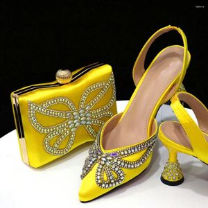 Klädskor gula kvinnor och väska inställda för att matcha dampumpar med handväska handväska afrikanska sandaler escarpins femme sandales cr390