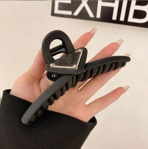 20 Stile Alta qualità Lusso Triangolo invertito Designer Forcina Marchio Classico Tutto Forcina casual Black Shark Forcina Regalo di gioielli di Natale