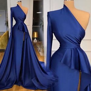 Kvällsklänningar Royal Blue Prom Party Gown One-Shulder Formal Mermaid dragkedja Lace Up Plus Size Custom Ny lårhöga slitsar långärmad satin veck