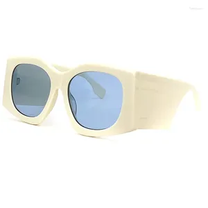 Solglasögon 2023 Fashion Color Frame Square Thick Gradient High-End Luxury Gift Box Ladies Boutique Glasses
