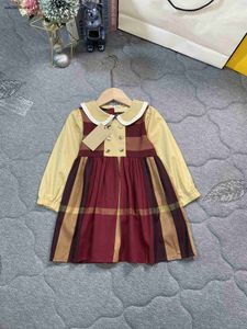 Skarvningsdesignklänning för tjej Pure Cotton Plaid Tyg Kids Frock Storlek 90-140 cm Designer Polo Shirt Design Barnkjol Oct10
