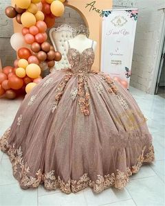 2023 Roségoldenes Quinceanera-Kleid, Spaghettiträger, Pailletten, Spitzenapplikationen, Kristallperlen, handgemachte Blumen, Ballkleid, Tüll, Gastkleid, offener Rücken