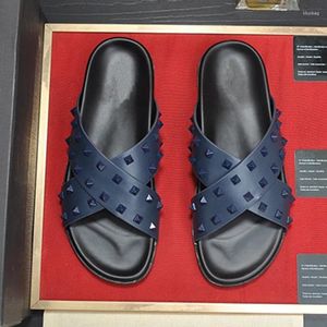 Chinelos 23 verão homens homens slip-on sandálias de alta qualidade designer sapatos rebite moda luxo casual praia plana