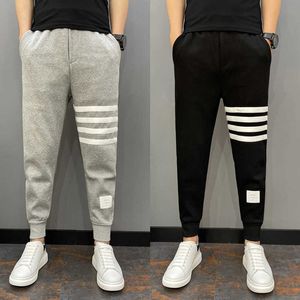 Pantaloni rossi netti marchio di moda da uomo in pantaloni sportivi autunno grigio slim fit leggings casual pantaloni con quattro protezioni