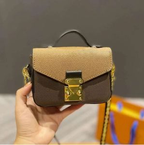 axelväskor kvinnor lyxiga mikrometis kedjedesigner mini messenger väska lås crossbody klaff präglad läder pochette handväska plånbok mode