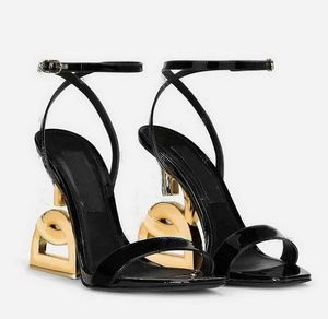 Berömda sommar Keira Sandals Shoes Women Patent Leather Pop Heel Gold-Plated Carbon Lady Sexig Sandalias Party Dress Comfort Walking EU35-42 Box