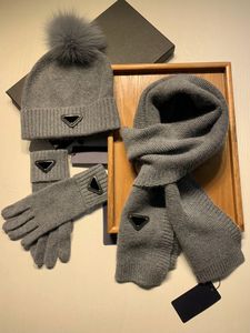 Hattar scarve handskar uppsättningar designer mens beanie scarf handske set lyx hatt stickade mössor skid halsdukar unisex vinter utomhus mode tredelar uppsättningar
