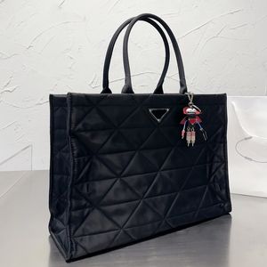 Borsa tote casual Borsa a tracolla per la spesa di grande capacità Borsa da donna Borsa a forma di triangolo in nylon nero con paillettes Cartello a forma di cartone animato Tasca interna con cerniera Borse da viaggio Borsa