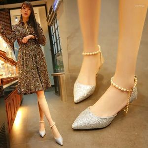 Модельные туфли, лето 2023, элегантные женские сандалии с острым носком, модные корейские туфли на высоком каблуке с блестками, трендовые свадебные туфли с бисером