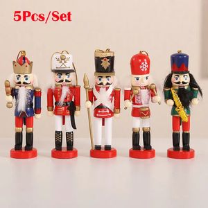 Juldekorationer Godkattekorationer Kids Nutcracker Soldier Doll 12cm trähängen år Ornament för Navidad Xmas Tree 5pcs/Set 231013