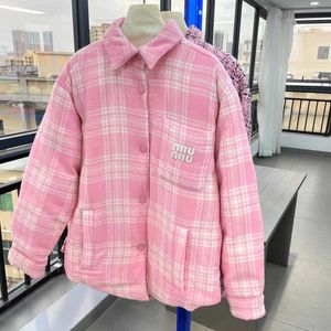 Piumino scozzese rosa da donna e stile invernale delicato che riduce l'età in cotone sciolto con clip calda camicia casual top